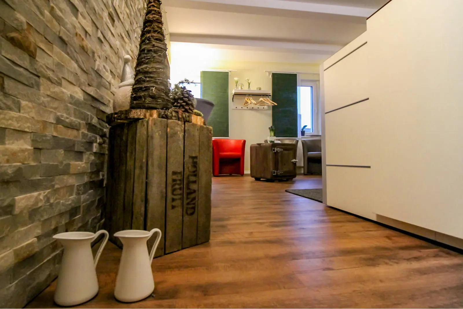 Praxisflur mit Steinwand